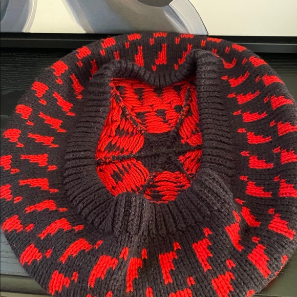 Stylish Vintage Black and Red Knit Beret with Gloves - Picture 3 of 3